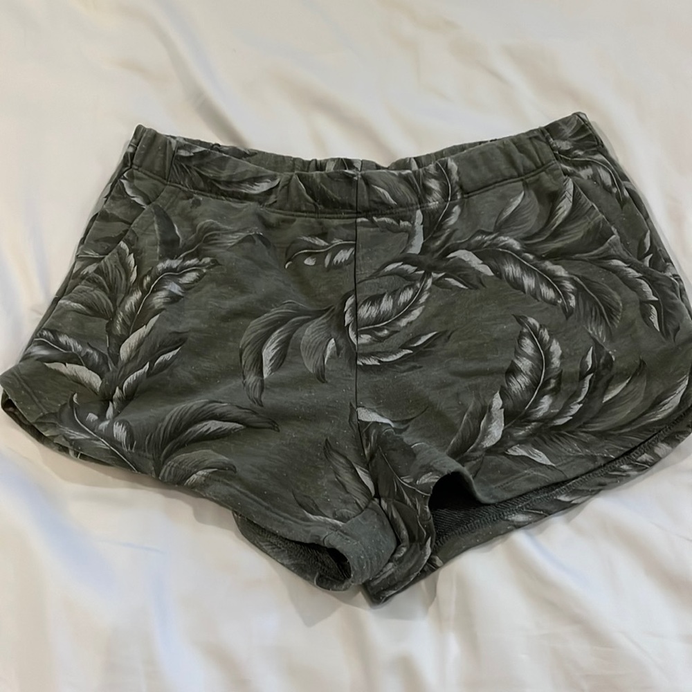 Z supply green palm leaf short
